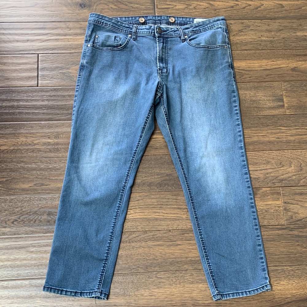 Axel Men's Slim Straight Jeans in Medium Blue Wash. Pre-owned. Size:38x29.